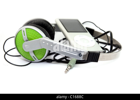 grüne Kopfhörer und MP3-Player auf weißem Hintergrund Stockfoto