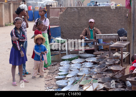 Stall verkaufen Metall Kochen Pfannen zu vermarkten. Fianarantsoa. Süden Madagaskars. Stockfoto