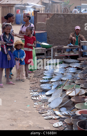 Stall verkaufen Metall Kochen Pfannen zu vermarkten. Fianarantsoa. Süden Madagaskars. Stockfoto