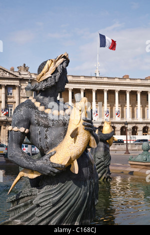 Detail des Hittorffs Brunnens und Hotel de Crillon am Place De La Concorde, Paris, Frankreich Stockfoto