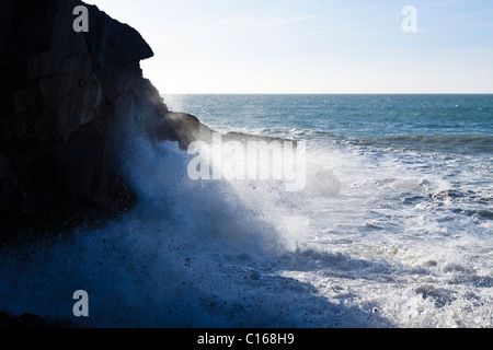 Atlantic Seegang mit großen Wellen, die auf Felsen bei Ajuy auf der Kanarischen Insel Fuerteventura Stockfoto