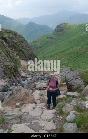 Kletterer auf dem Weg nach scheut Ghyll bis scheut Tarn. Great Langdale. Cumbria, UK. Der Lake District. Juni. Stockfoto