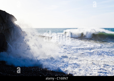 Atlantic Seegang mit großen Wellen, die auf Felsen bei Ajuy auf der Kanarischen Insel Fuerteventura Stockfoto