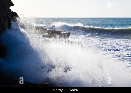 Atlantic Seegang mit großen Wellen, die auf Felsen bei Ajuy auf der Kanarischen Insel Fuerteventura Stockfoto