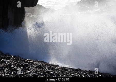 Atlantic Seegang mit großen Wellen, die auf Felsen bei Ajuy auf der Kanarischen Insel Fuerteventura Stockfoto