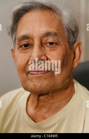 Kopfporträt nur von einem indischen senior Mann mit grauen Haaren Stockfoto