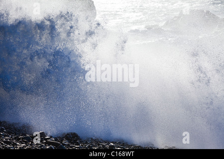Atlantic Seegang mit großen Wellen, die auf Felsen bei Ajuy auf der Kanarischen Insel Fuerteventura Stockfoto