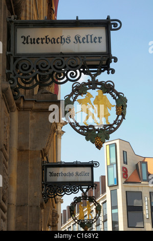 Ornamentale Ladenschild für Auerbachs Keller in Leipzig, Sachsen, Deutschland, Europa Stockfoto