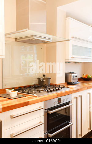 Moderne weiße Küche mit Edelstahl Herd, Gas-Herd und Schornstein-extractor Stockfoto