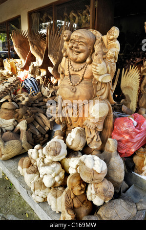 Hölzerne Buddha-Figuren in der Nähe von Ubud, Bali, Indonesien Stockfoto