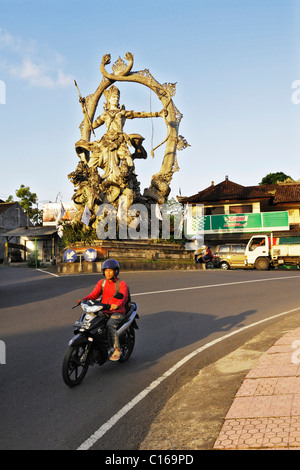 Statue an eine Kreuzung, Ubud, Bali, Indonesien Stockfoto