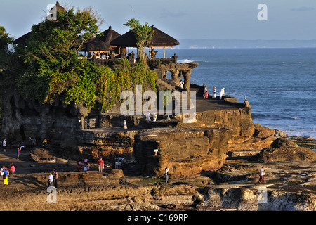 Touristen in Tanah Lot Tempel, Bali, Indonesien Stockfoto