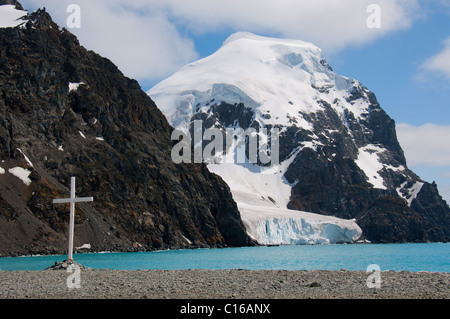 Ein einsamer Kreuz in den South Orkneys erinnert an das Leben der Seefahrer und Entdecker der Antarktis. Stockfoto