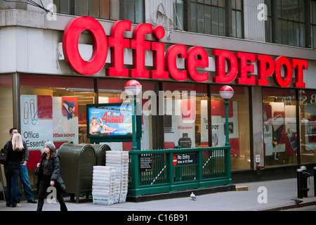 Fußgänger passieren ein Office Depot-Store in New York auf Samstag, 5. März 2011. (© Richard B. Levine) Stockfoto