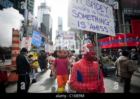 Schauspieler verkleidet als Zeichen in Luftballons in die Macy's Thanksgiving Day Parade Parade-Änderung der Route protestieren Stockfoto