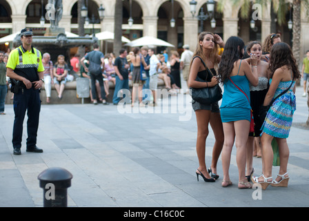 Polizist Uhren junge Mädchen auf Plaça Reial in Barcelona. Stockfoto