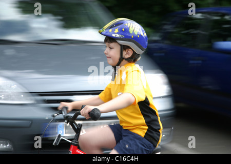 Five-Year-Old Boy das Tragen eines Helms beim Radfahren mit dem Fahrrad Stockfoto