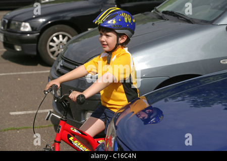 Five-Year-Old Boy das Tragen eines Helms beim Radfahren mit dem Fahrrad Stockfoto