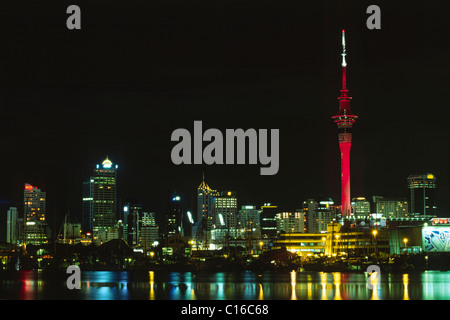 Skyline von Auckland bei Nacht, Auckland, Nordinsel, Neuseeland Stockfoto