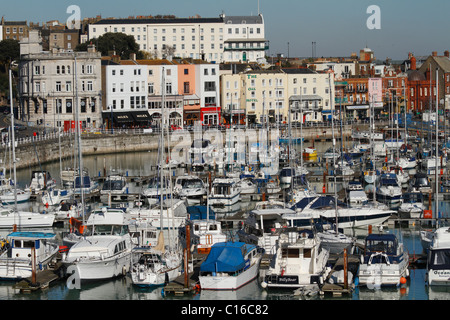 Ein Blick auf Ramsgate Innenhafen zeigt Geschäfte hinter Stockfoto