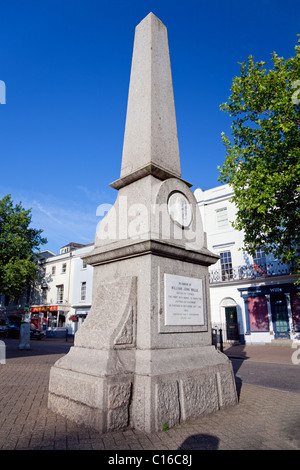 Totnes Town Center mit Denkmal für William John Wills (Entdecker), South Hams, Devon, England, Vereinigtes Königreich Stockfoto