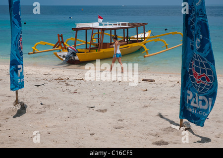 PADI Dive Boot verankert am Strand von Gili Trawangan, eine kleine Insel vor Lombok Indonesien Stockfoto