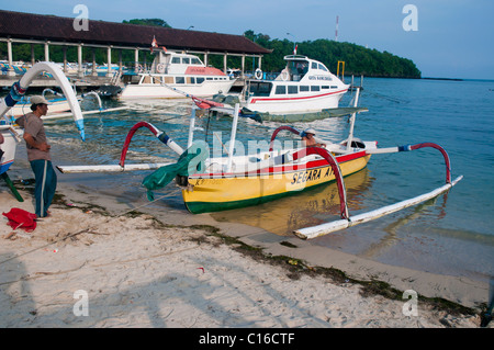 Der Strand von Padang Bai in Ost-Bali-Indonesien Stockfoto