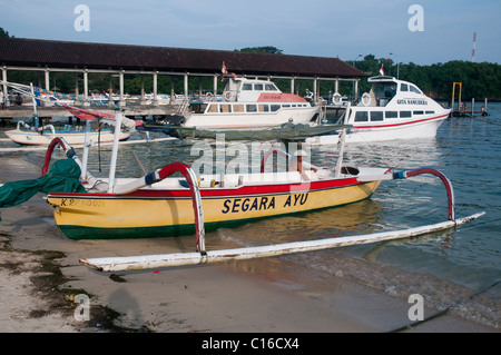 Der Strand von Padang Bai in Ost-Bali-Indonesien Stockfoto