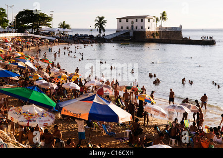 Praia Porto da Barra, der wichtigste Strand von Salvador, mit Forte Santa Maria Fort, Salvador de Bahia, Bahia, Brasilien, Südamerika Stockfoto