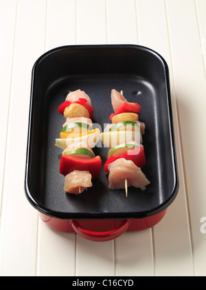 Rohes Hühnchen Shish Kebab in einem Bräter Stockfoto