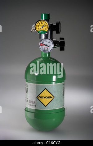Eine grüne Sauerstoffflasche mit Druckventile. Stockfoto