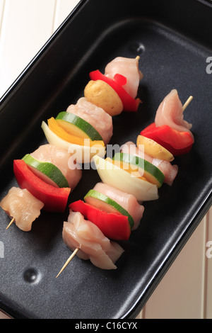 Rohes Hühnchen Shish Kebab in einem Bräter Stockfoto