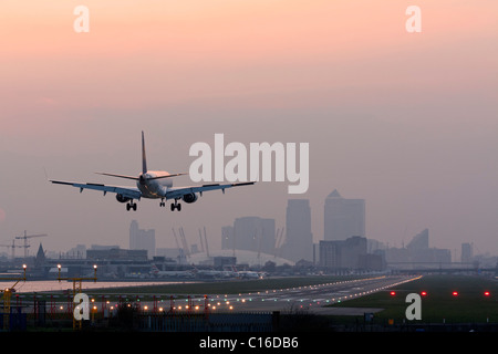 Airbus A318 Docklands - London City Airport - Landung Stockfoto