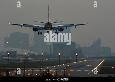 Airbus A318 Docklands - London City Airport - Landung Stockfoto