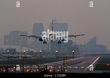 Airbus A318 Docklands - London City Airport - Landung Stockfoto