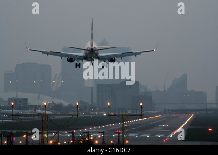 Airbus A318 Docklands - London City Airport - Landung Stockfoto