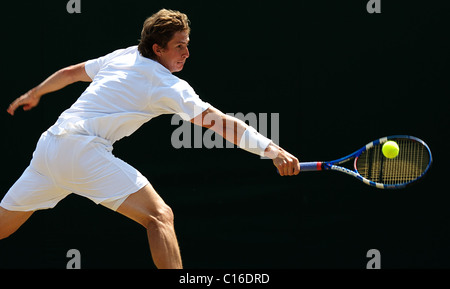 Igor Andreev, Russland, in Aktion bei den All England Lawn Tennis Championships in Wimbledon, London, England. Stockfoto