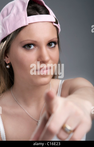 Junge Frau mit ihrem Finger auf die Kamera Stockfoto