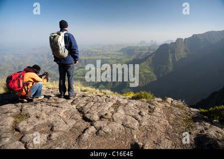 Wanderer genießen Sie die Aussicht von oben auf die Böschung in den Simien-Bergen Stockfoto