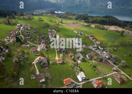 Das Bauerndorf Matzeldorf über See Millstättersee, Luftaufnahme, Kärnten, Austria, Europe Stockfoto