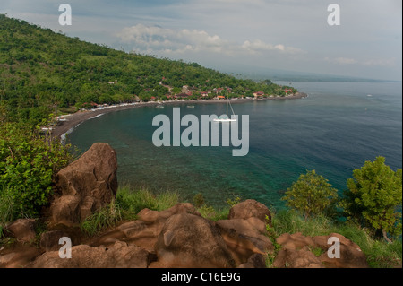 Beautiful Jemeluk Bay in Amed Bereich der Ost-Bali, Indonesien, ist ein Dorf und touristischen Fanggebiet perfekt zum Tauchen. Stockfoto