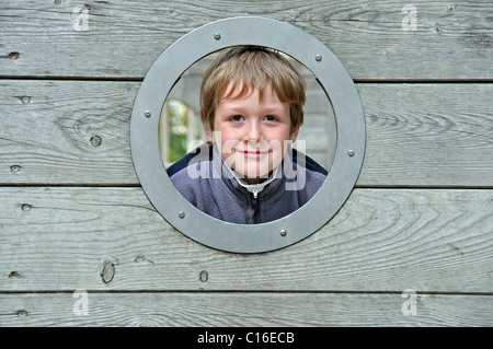 Junge, spielen 8 Jahre alt, auf einem Spielplatz, Deutschland, Europa Stockfoto