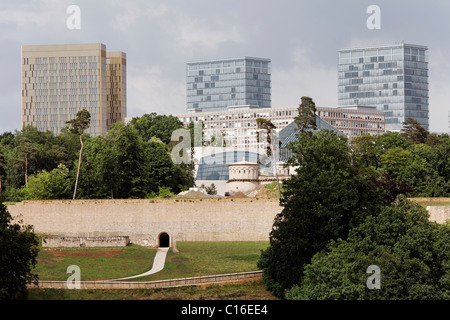 Blick auf Fort Thuengen in Richtung Plateau de Kirchberg mit Hochhäusern im Europäischen Viertel, Luxemburg, Europa Stockfoto