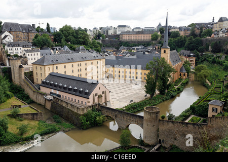 Blick vom Bockfelsen Klippen in Richtung Stadtteil Grund mit Neumuenster Abbey auf dem Fluss Alzette, Luxemburg, Europa Stockfoto