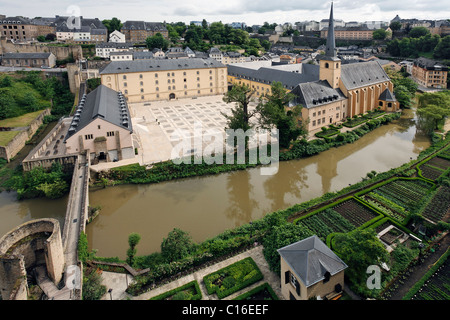 Blick vom Bockfelsen Klippen in Richtung Stadtteil Grund mit Neumuenster Abbey und Gärten am Fluss Alzette Stockfoto