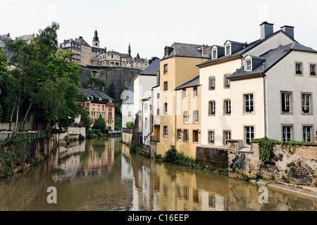 Blick vom Stadtteil Grund mit Wohngebäuden am Fluss Alzette auf dem Bockfelsen Klippen, Luxemburg, Europa Stockfoto