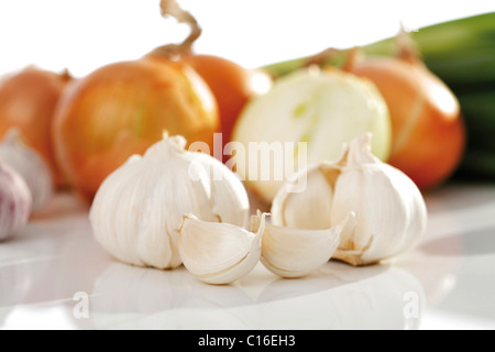 Zwiebeln (Allium Cepa), Knoblauch (Allium Sativum) und Lauch (Allium Fistulosum), Stockfoto