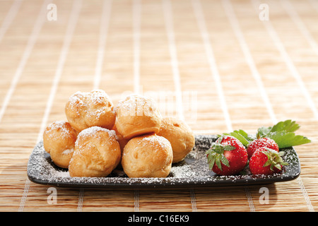 Erdbeer-Windbeutel mit Erdbeeren Stockfoto