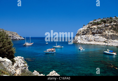 Segelboote in Anthony Quinn Bay in der Nähe von Faliraki, Rhodos, Dodekanes, Griechenland, Europa Stockfoto