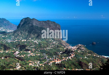 Blick auf Porto da Cruz und Penha de Águia, Madeira, Portugal, Europa Stockfoto